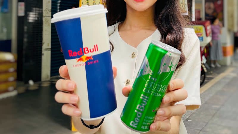 ▲全家將整罐Red Bull火龍果能量飲加入仙女紅茶，推出夏季版「能量仙女紅茶」，並搭配限定杯款。（圖／業者提供）