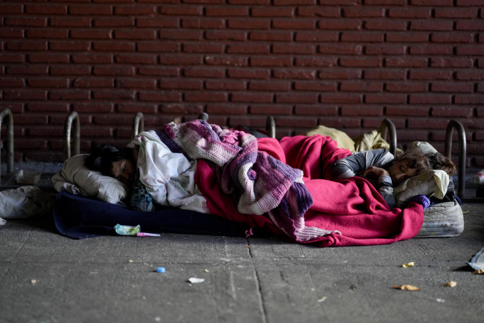 Las mujeres duermen en una calle de Buenos Aires, Argentina, el jueves 11 de mayo de 2023. Según un informe reciente de Seguridad Alimentaria del Banco Mundial, Argentina ha experimentado una tasa de inflación anual del 107% en los precios de los alimentos. (Foto AP/Natacha Pisarenko)
