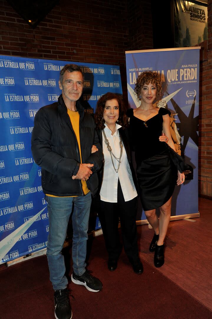 Gustavo Garzón, parte del elenco del film, junto a Anita Pauls y Mirtha Busnelli, las protagonistas