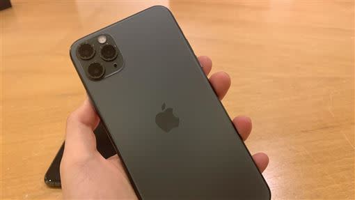 iPhone 爆出災情，解鎖時螢幕整個綠一片。（圖／資料照）