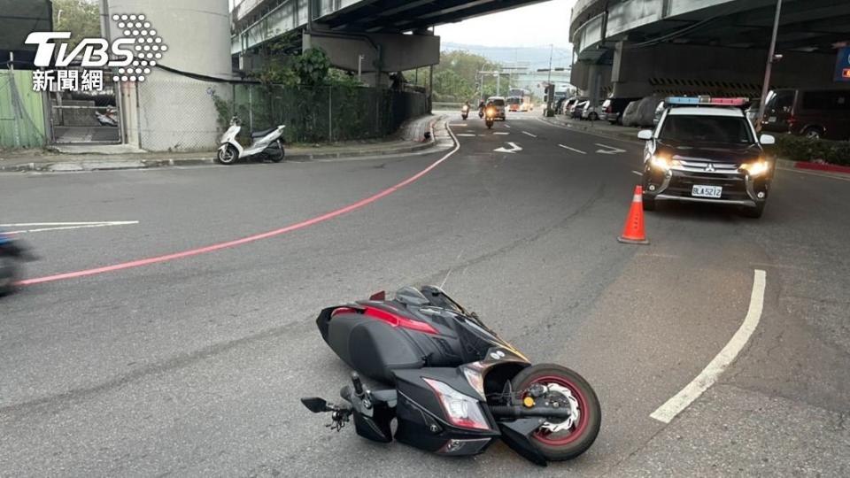 機車騎士輾到木條後自摔。（圖／TVBS）