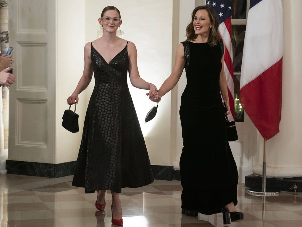 Violet Affleck (l.) mit ihrer Mutter Jennifer Garner im Dezember 2022 im Weißen Haus. (Bild: imago/Cover-Images)