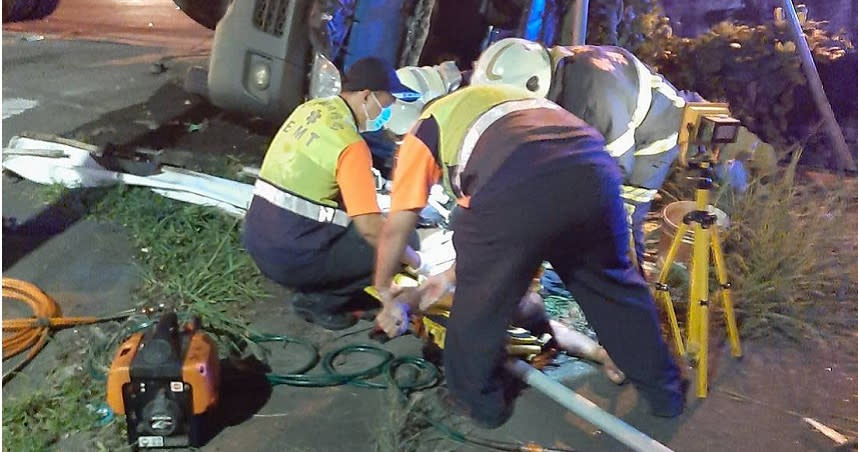 小貨車與飼料車相撞，力道過猛導致小貨車翻覆，壓在路旁號誌上，小貨車內駕駛與乘客不幸喪命。（圖／翻攝畫面）