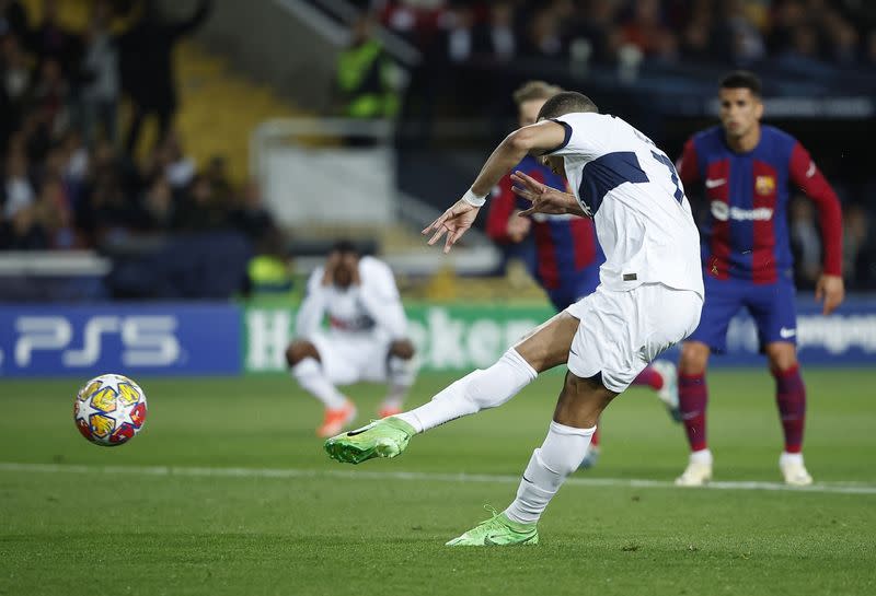 Foto del delantero del Paris St Germain Kylian Mbappe marcando el tercer gol de su equipo ante Barcelona