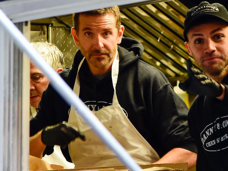 Bradley Cooper beim Cheesesteak-Verkauf in New York City. (Bild: Raymond Hall/GC Images)