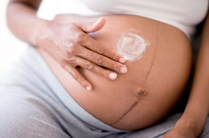 La hidratación es fundamental para aliviar la urticaria en el embarazo. – Foto: Science Photo Library-IAN HOOTON/Getty Images