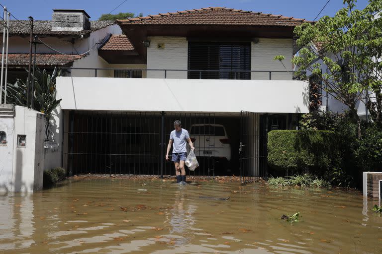 Hector Santilli limpiando la puerta de su casa