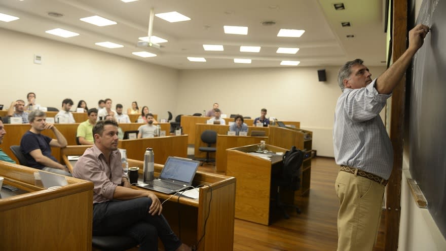 Bernardo Piazzardi dando clases en el MBA de Agronegocios de Universidad Austral