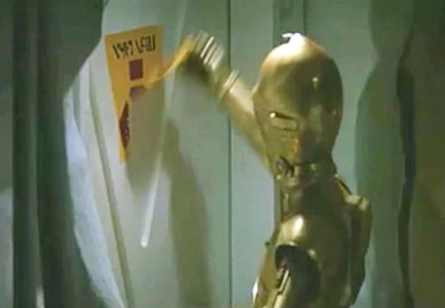 <p>Der erste komplette Trailer des fünften Teils der „Star Wars“-Saga enthält eine Story, die so in dem Film gar nicht mehr erzählt wird. Während man die Stimme von Harrison Ford hört, reißt C-3PO einen aufgeklebten Hinweis von der Wand. Die Szene gehört zur nie gezeigten Geschichte, bei der der Protokoll-Droide Sturmtruppen in einen Container führt. (Bild: 20th Century Fox)</p>