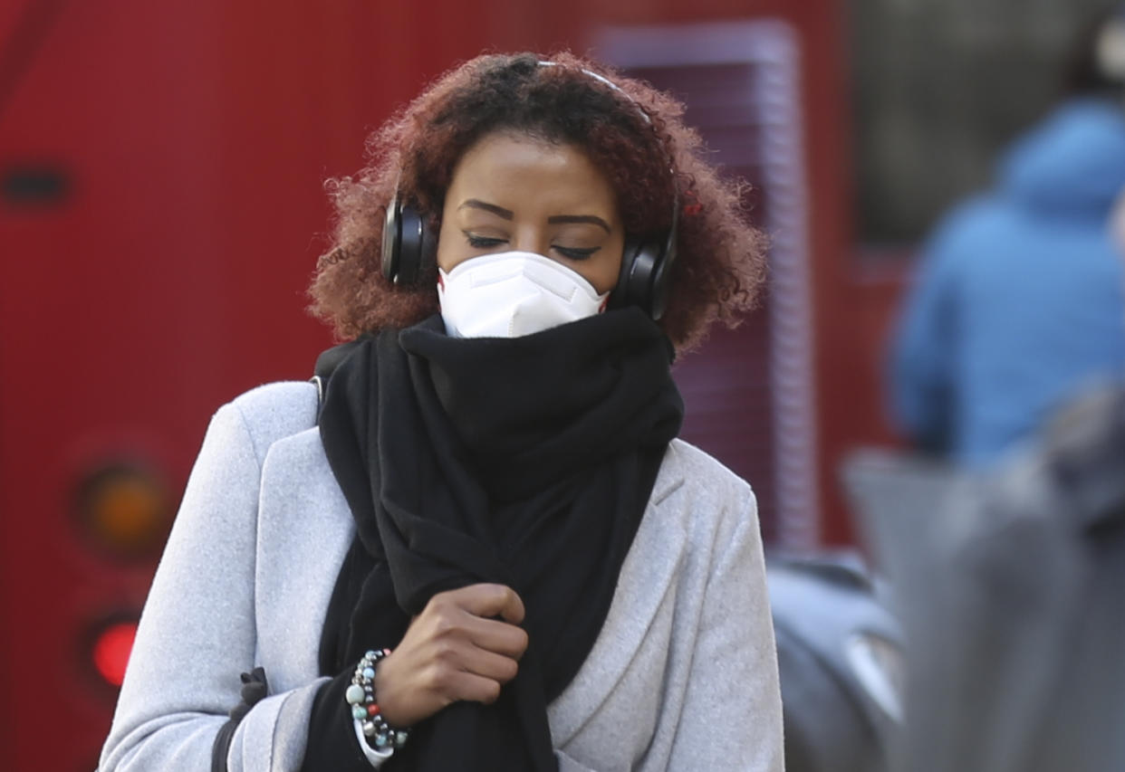 LONDON, UNITED KINGDOM - MARCH 15: People wear medical masks as a precaution against coronavirus (COVID-19) in central London, United Kingdom on March 15, 2020.  In the weekend the total number of coronavirus deaths reached 35 with 1372 confirmed cases in UK. (Photo by Ilyas Tayfun Salci/Anadolu Agency via Getty Images)