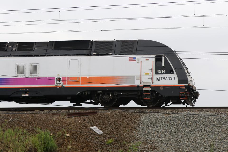 Un tren de NJ Transit se ve en Kearny, el lunes 1 de agosto de 2022.