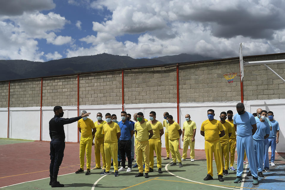 A security guard counts inmates during a vaccination campaign at the Centro de Formación del Hombre Nuevo Simon Bolívar prison in Caracas, Venezuela, Wednesday, June 30, 2021. (AP Photo/Matias Delacroix)