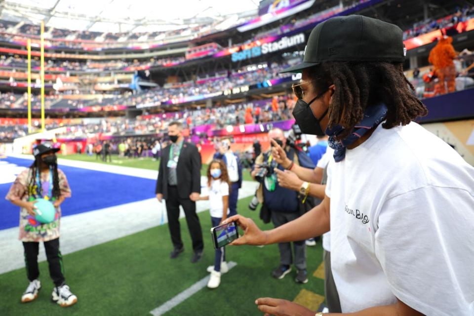 Jay Z photographs Blue Ivy at Super Bowl (Getty Images)