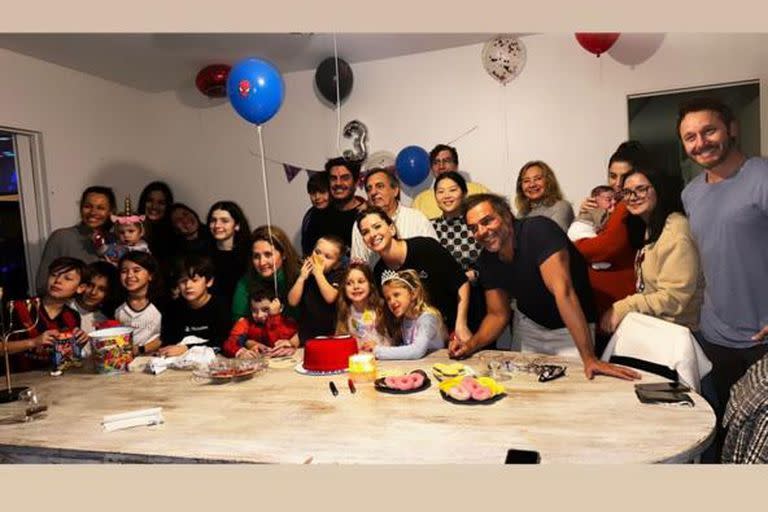 Pampita, la China Suárez y Benjamín Vicuña, reunidos en el cumpleaños de Amancio (Foto: Instagram @sangrejaponesa)