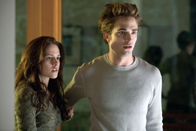 <p>IMPRINT ENTERTAINMENT/MAVERICK FILMS/SUMMIT ENTERTAINMENT/ / Album / Alamy Stock Photo</p> Robert Pattinson as Edward Cullen and Kristen Stewart as Bella Swan in 'Twilight'