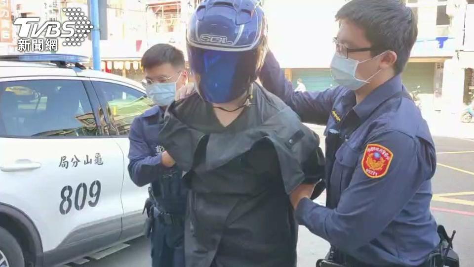 蔣男因刺殺超商店員被警方逮捕。(圖／TVBS)