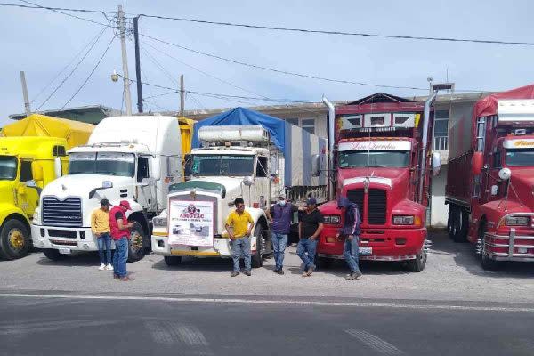 Vehículos de carga estacionados durante el paro nacional de transportistas en exigencia de medidas de seguridad.