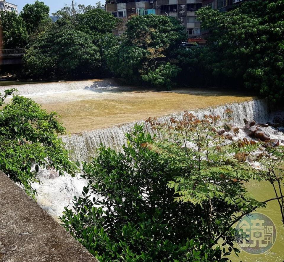 該案緊鄰磺溪最寬闊的區段與1300坪的櫻花崗公園，視野極佳。