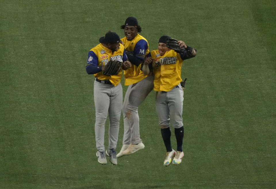 Los peloteros de Colombia festejan la victoria sobre República Dominicana en la Serie del Caribe, el martes 7 de febrero de 2023 (AP Foto/Fernando Llano)