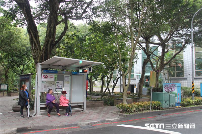 在泰和公園站下車後，前方OK便利商店右轉路邊就會有清楚的指標。