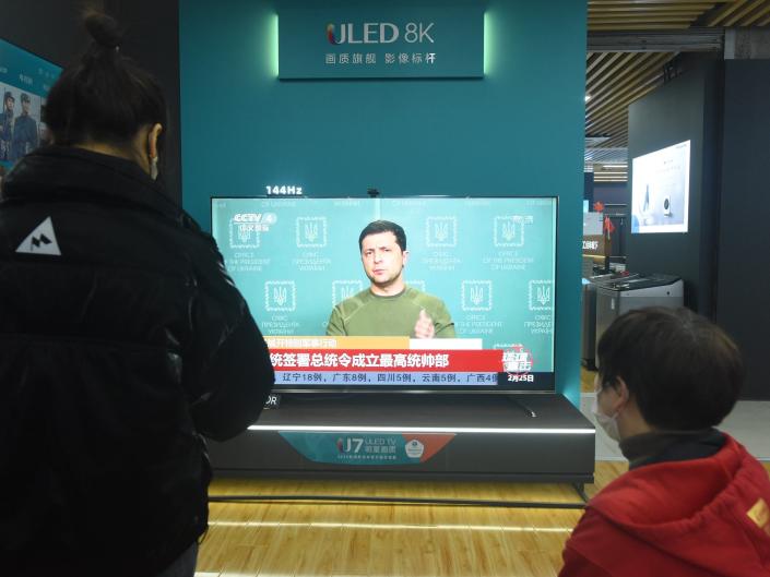 A Chinese citizen watches a news report on the conflict between Russia and Ukraine at an appliance store in Hangzhou, east China&#39;s Zhejiang Province, Feb 25, 2022. (Photo credit should read Costfoto/Future Publishing via Getty Images)