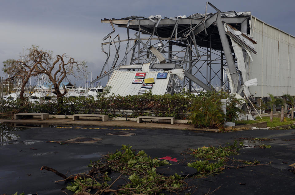 SJ108. SAN JUAN (PUERTO RICO), 20/09/2017.- Vista de los daños causados por el huracán María hoy, jueves 21 de septiembre de 2017, a su paso por San Juan (Puerto Rico). El presidente de EEUU, Donald Trump, aprobó la declaración de “desastre” para Puerto Rico por el impacto del huracán María en la isla, donde causó al menos un muerto y dejó casi a la totalidad de sus 3,5 millones de habitantes sin energía eléctrica, informó hoy la Casa Blanca. EFE/Thais Llorca