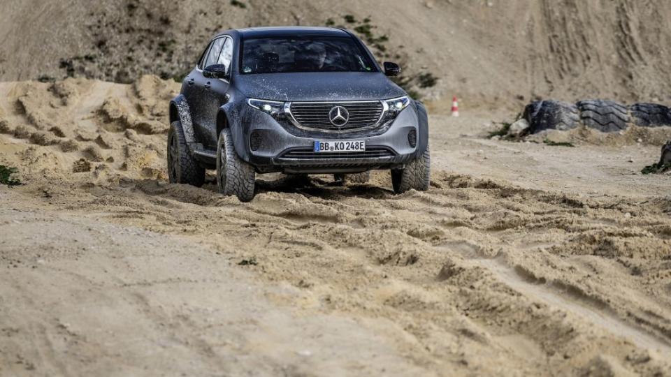 圖／最近Mercedes-Benz官方釋出一系列EQC 4x4²純電概念車翻山越嶺時的帥氣照片，似乎想把電動車性能提升到全新層次。