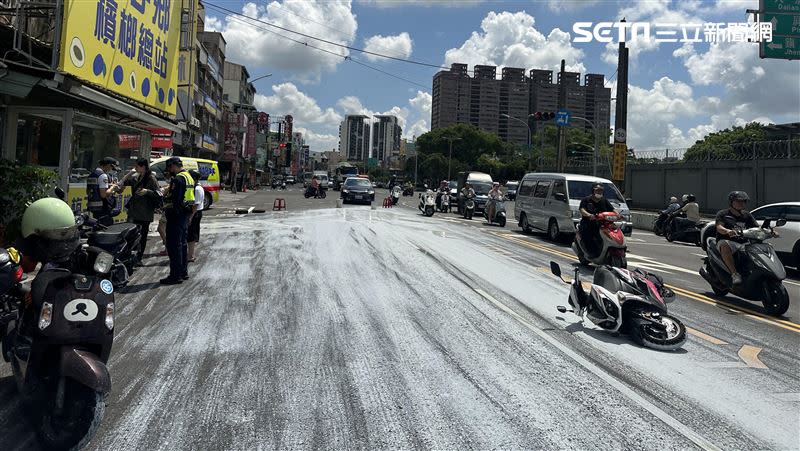 白漆潑灑面積佔了整條道路，讓中山東路頓時成了單行道，慘摔的機車也被染白，要清理恐怕要花上一點時間。（圖／翻攝畫面）