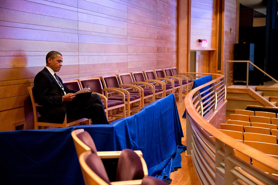 <p>16. Dezember 2012: Der Präsident arbeitet im Strathmore-Auditorium in Bethesda, Maryland, an seiner Newtown-Rede. Obama besuchte Newtown, um auf einer interreligiösen Mahnwache für die Opfer der Schießerei an der Sandy Hook Elementary School zu sprechen. </p>