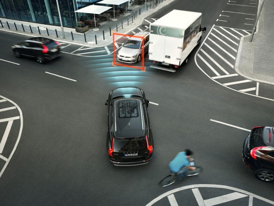 在All-New XC90中導入的交叉路口安全偵測暨主動煞車系統，可以對於交叉路口突來的狀況給予制動。