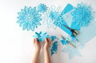 Ein echter Klassiker in der Weihnachtszeit: Sterne ausschneiden. Wer ein quadratisches Papier richtig faltet, kann mit einer feinen Schere fantastische Muster kreieren. Glänzende Papiere geben dabei einen tollen Effekt und sehen wunderbar weihnachtlich aus. (Bild: iStock / Anastasiia Boriagina)
