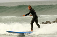 Spaß auf dem Surfbrett: Für echte Wasserratten ist Stand-Up-Paddling diesen Sommer genau das Richtige. Ein bisschen exotisch sieht es ja schon aus, wenn man mit Paddel bewaffnet auf einem Surfbrett durchs Wasser gleitet. Kein Wunder, Stand-Up-Paddling kommt ja auch aus Hawaii. Egal, ob Meer, See oder Fluss – in jedem Gewässer kann gepaddelt werden. Die Mischung aus Kajak und Surfen ist meist eine ganz entspannende Angelegenheit. In der Meeresbrandung kann der Paddel-Ausflug aber schon mal zu einem rasanten Wellenritt werden. (Bild: Rex Features)