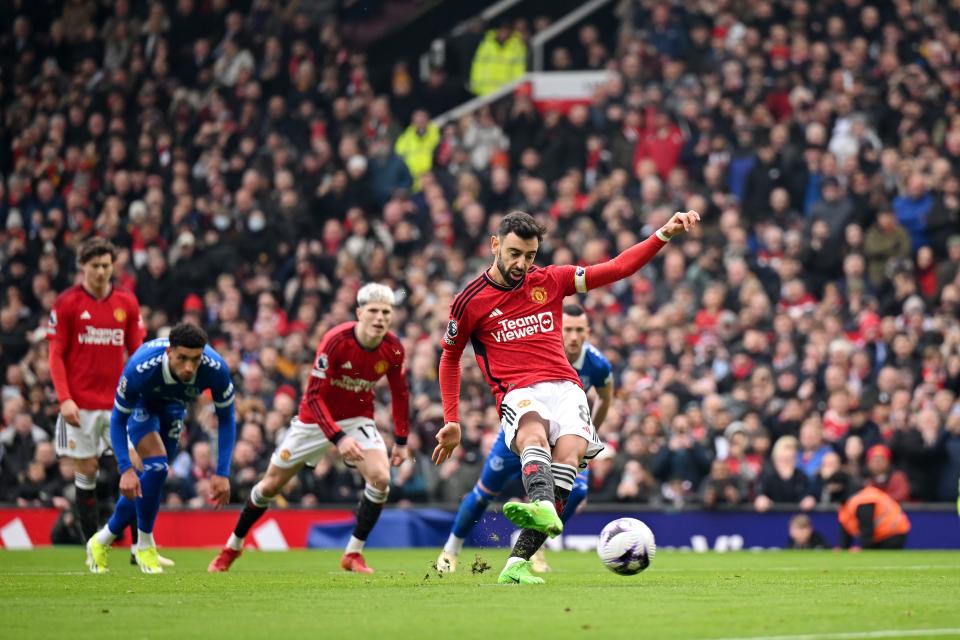 Bruno Fernandes scores the first penalty (Getty Images)