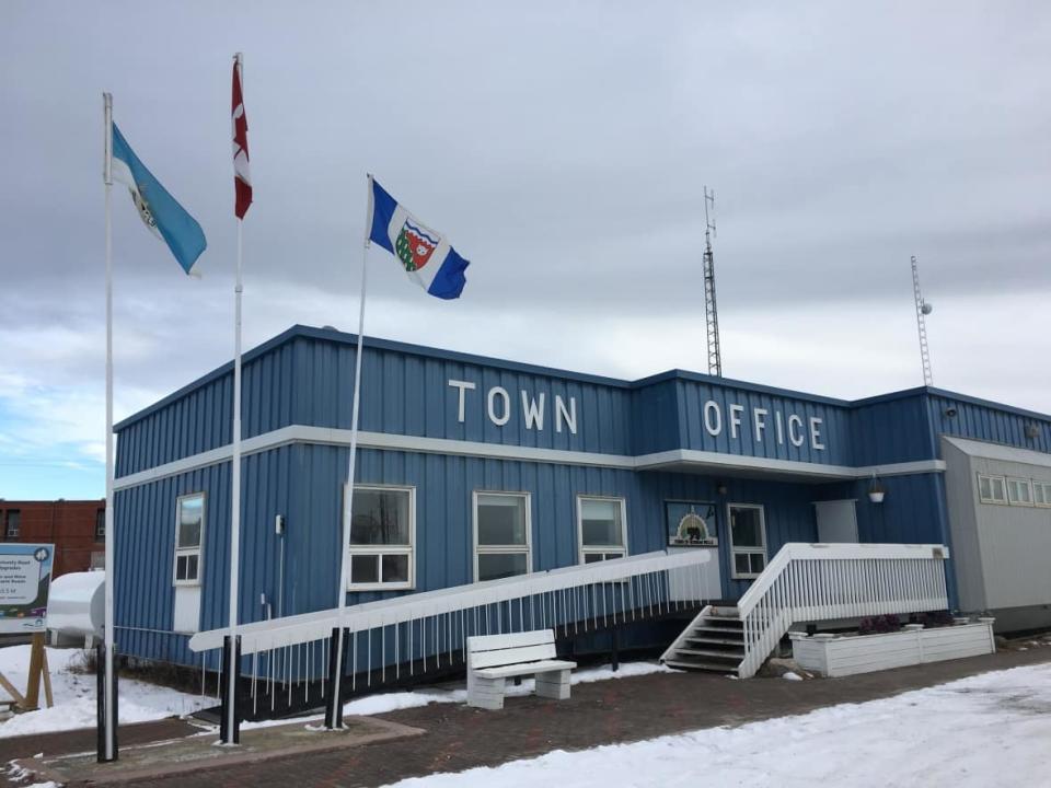 The town office building in Norman Wells, N.W.T., in October 2018. The town of Norman Wells launched a lawsuit against its former SAO and mayor for fraud in 2019, but said on Wednesday it was dropping the suit. (Katie Toth/CBC - image credit)