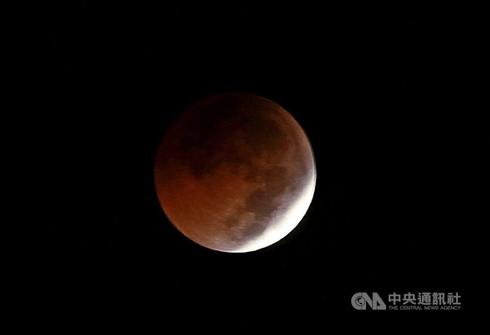 中央氣象局今天指出，明天將有月全食，又適逢年度最大滿月，在天候許可下，台灣各地於當天傍晚6時30分左右月亮東升後，可見到月出帶食的月食過程。（中央社檔案照）