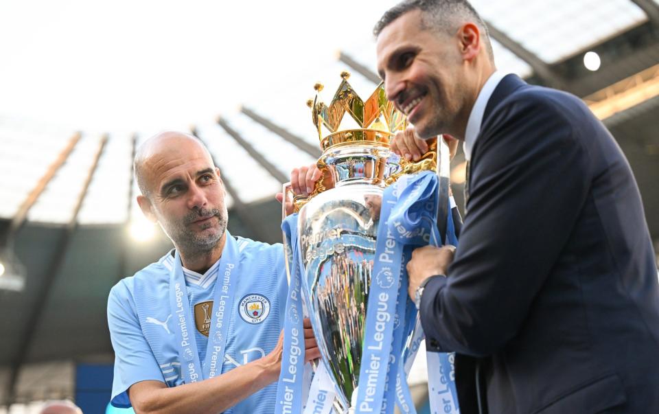 Khaldoon Al Mubarak và Pep Guardiola ăn mừng chức vô địch Premier League