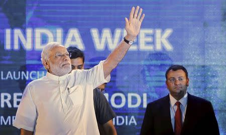 Prime Minister Narendra Modi waves as Cyrus Mistry (R), chairman of Tata Group watches during the launch of “Digital India Week” in New Delhi, India, July 1, 2015. REUTERS/Adnan Abidi