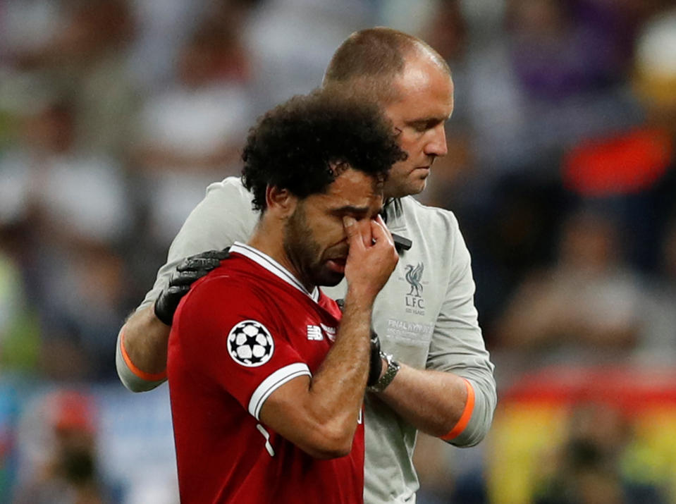 <p>Salah musste schließlich aus dem Spiel genommen werden. Weinend verließ er den Rasen und verschwand in den Katakomben. Noch am Abend sickerte durch, dass Salah wohl so schwer verletzt sei, dass er bei der kommenden WM nicht mit dabei sein kann. Salah schoss sein Heimatland Ägypten, das seit 28 Jahren an keiner WM-Endrunde mehr teilgenommen hat, wieder in den Wettbewerb. (Bild: Reuters) </p>