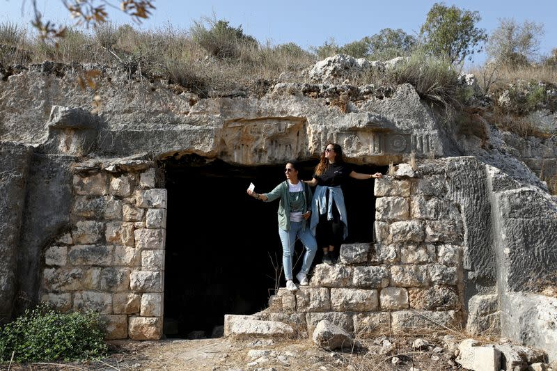 Las jóvenes blogueras de viajes Malak Hasan y Bisan Alhajhasan se hacen una selfi en los restos de un sitio arqueológico, en la aldea de Aboud, cerca de Ramallah, Cisjordania, Palestina