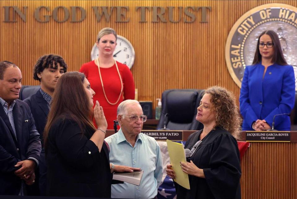 Angélica Pacheco, segunda por la izquierda, presta juramento durante la ceremonia de investidura del Concejo de la Ciudad de Hialeah tras derrotar a la titular Vivian Casáls-Muñoz, el lunes 13 de noviembre de 2023, en Hialeah, Florida.