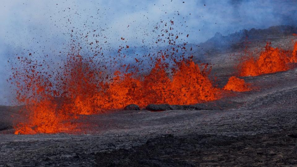 Volcán Mauna Loa en plena erupción.