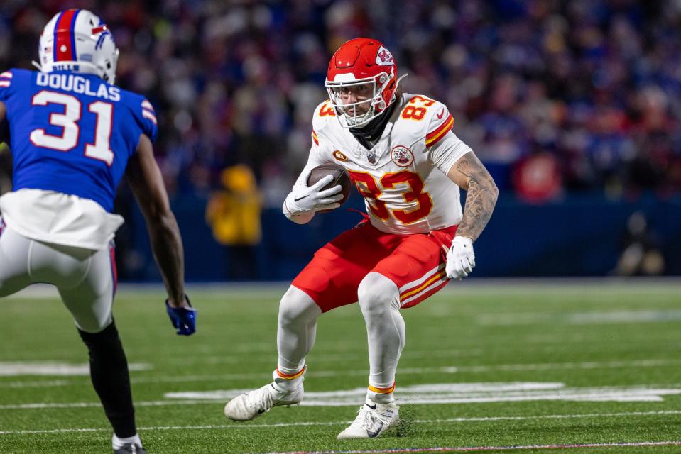 Kansas City Chiefs tight end Noah Gray runs after a catch during a playoff game against the Bills.