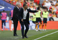 Britain Soccer Football - Hull City v Sheffield Wednesday - Sky Bet Football League Championship Play-Off Final - Wembley Stadium - 28/5/16 Hull City manager Steve Bruce and Sheffield Wednesday manager Carlos Carvalhal Action Images via Reuters / Andrew Couldridge Livepic EDITORIAL USE ONLY. No use with unauthorized audio, video, data, fixture lists, club/league logos or "live" services. Online in-match use limited to 45 images, no video emulation. No use in betting, games or single club/league/player publications. Please contact your account representative for further details.