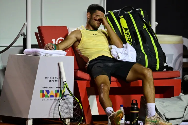 El español Carlos Alcaraz abandonó el torneo ATP 500 de Rio de Janeiro al lesionarse el tobillo derecho durante un partido ante el brasileño Carlos Monteiro el 20 de febrero de 2024 (Pablo PORCIUNCULA)