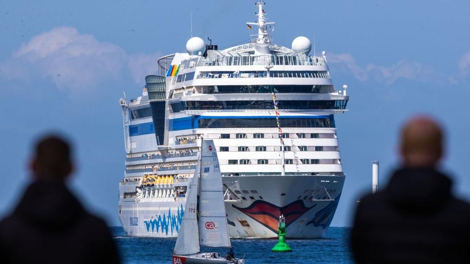 Einwohner der Hansestadt Rostock und Kreuzfahrtfans begrüßen das Kreuzfahrtschiff «Aidasol» beim Einlaufen in den Hafen.