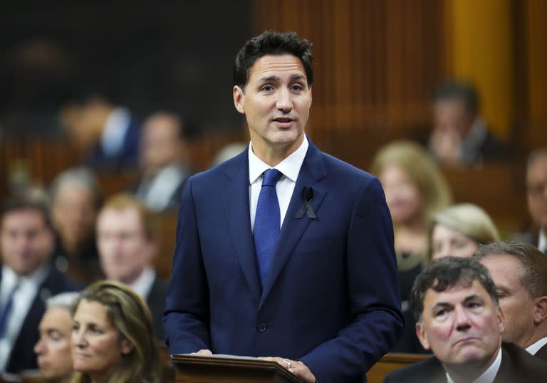 El primer ministro canadiense Justin Trudeau rinde homenaje a la reina Isabel II en la Cámara de los Comunes, en Ottawa, el jueves 15 de septiembre de 2022. (Sean Kilpatrick/The Canadian Press via AP)