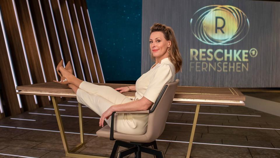 Anja Reschke posiert vor der Kulisse ihrer neuen politischen Late Night-Show "Reschke Fernsehen". (Bild: NDR / Das Erste / Thorsten Jander )