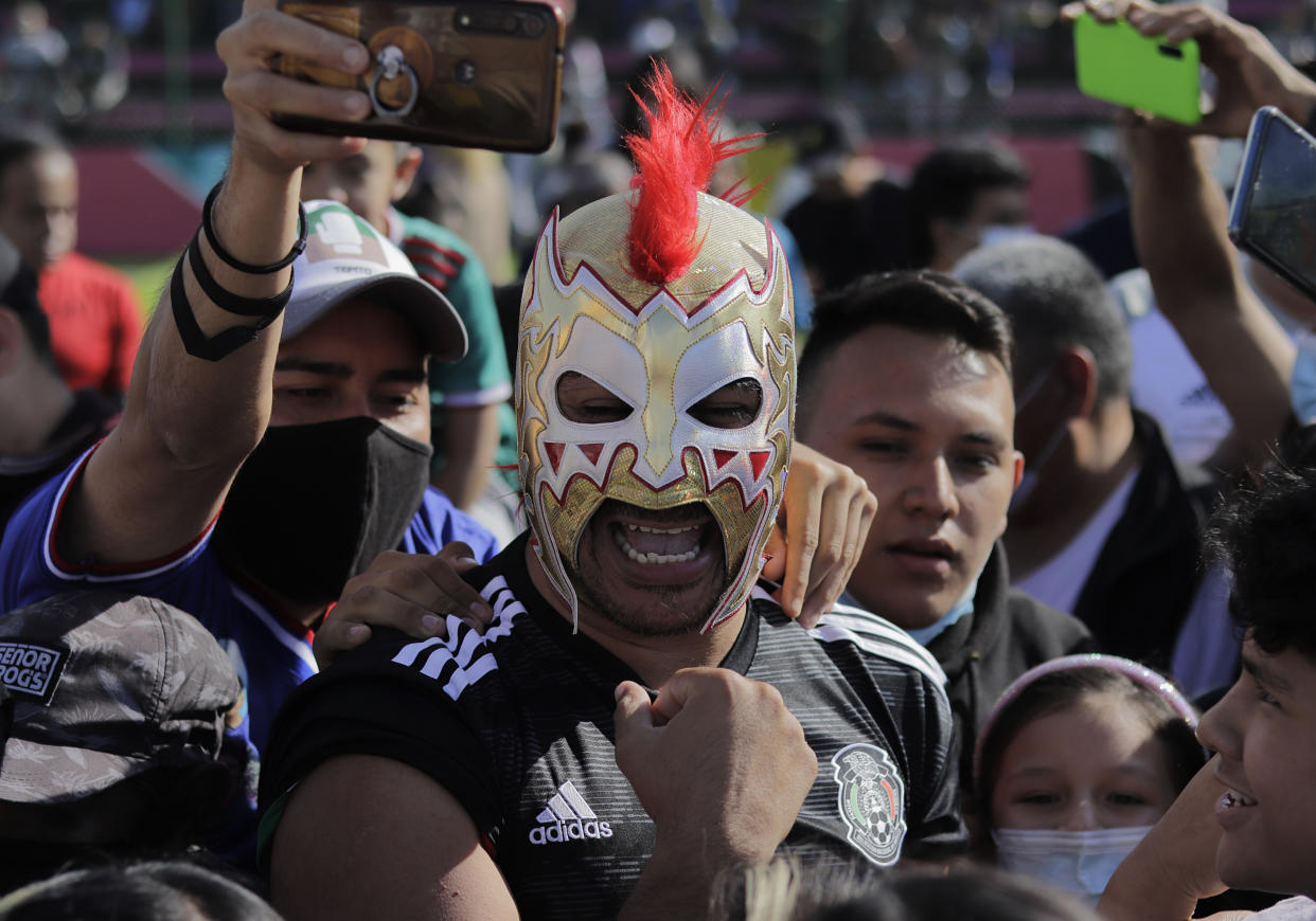 El Escorpión Dorado se mostró molesto con un aficionado de Argentina por sus festejos provocadores. (Foto: Gerardo Vieyra/NurPhoto via Getty Images)