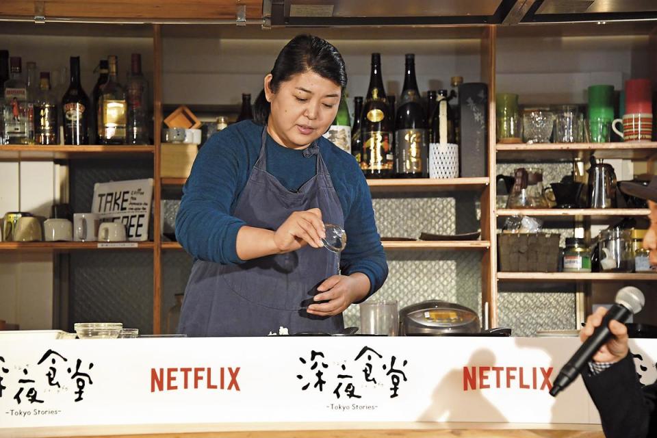 全日本最紅的料理設計師飯島奈美，是影集美食的靈魂人物，這次在東京記者會上，現場示範劇中料理。