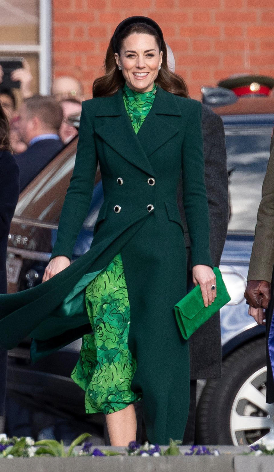Farbe der Hoffnung: Herzogin Kate in einem monochromen Look. (Bild: Getty Images)